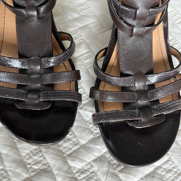Kenneth Cole Reaction shoe size 6.5, Brown T strap sandal, closed heel - Picture 3 of 11